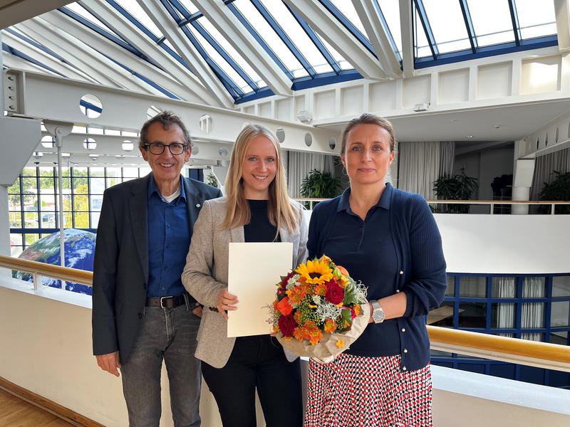 Prof. Dr. Susanne Bücker (Mitte) wurde auf die Professur für Entwicklungspsychologie und Pädagogische Psychologie berufen. Die Urkunde übergaben Prof. Dr. Stefan Zimmer und Prof. Dr. Margareta Halek, Dekan und Dekanin der Fakultät für Gesundheit.