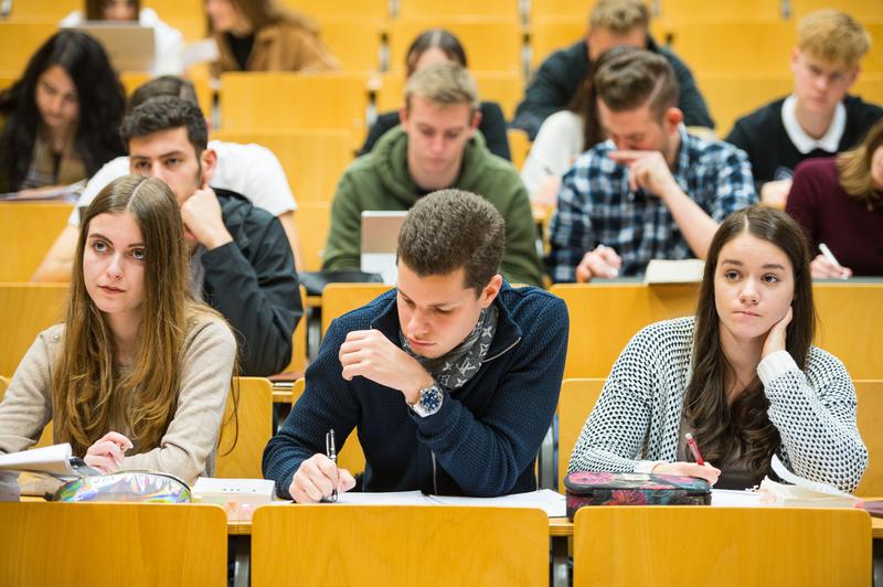 Im Schnupperstudium können Oberstufenschüler ohne vorherige Anmeldung bestimmte Lehrveranstaltungen besuchen. 