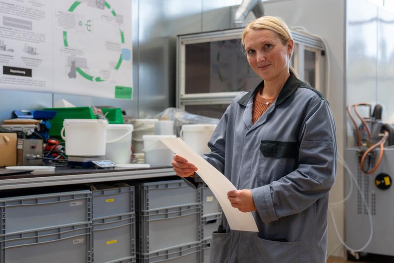 Dr. Natascha Kuhl bei der Entwicklung geeigneter Polymerverbindungen für die Produktion nachhaltiger Gleitflächen für den Wintersport;