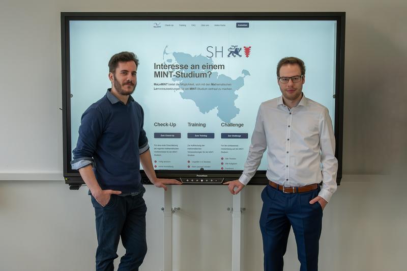  Jannik Brozy (links) und Jon Haase (rechts), Studenten der FH Kiel, programmierten die Website der Lernplattform MaLeMINT. 