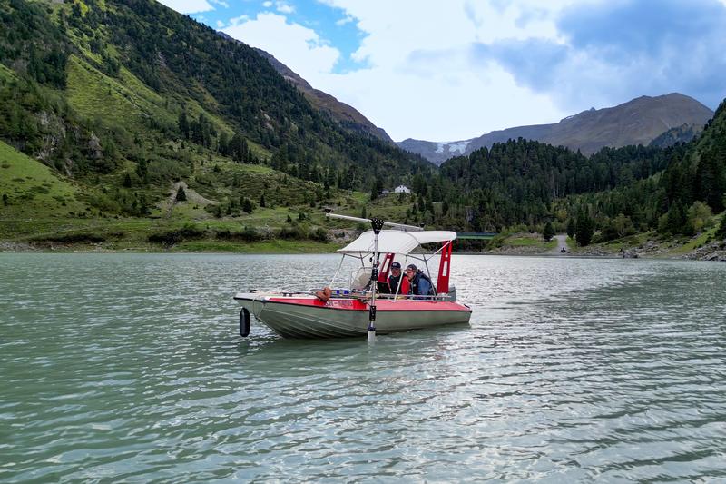 Das neue Forschungsboot der KU auf dem Gepatsch-Stausee im österreichischen Kaunertal