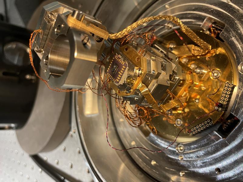 Blick in den geöffneten Kryostaten: In Betrieb wird der Objektträger mit montierter Probe im Vakuum bei rund -270°C analysiert. 