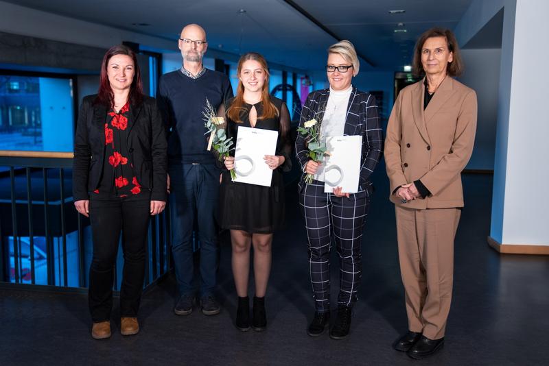 Die BTU-Präsidentin Prof. Gesine Grande mit den Preisträgerinnen Lina Jessica Manuela Prenzler und Marie Elaine Müller, dem Vizepräsidenten für Studium und Lehre Prof. Peer Schmidt, der Stellv. Zentralen Gleichstellungsbeauftragten Jenny Scholka. (v. re.)