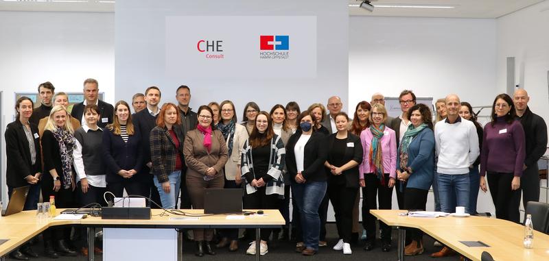 Gruppenfoto bei der CHE Consult-Tagung im Senatssaal der HSHL am Campus Hamm