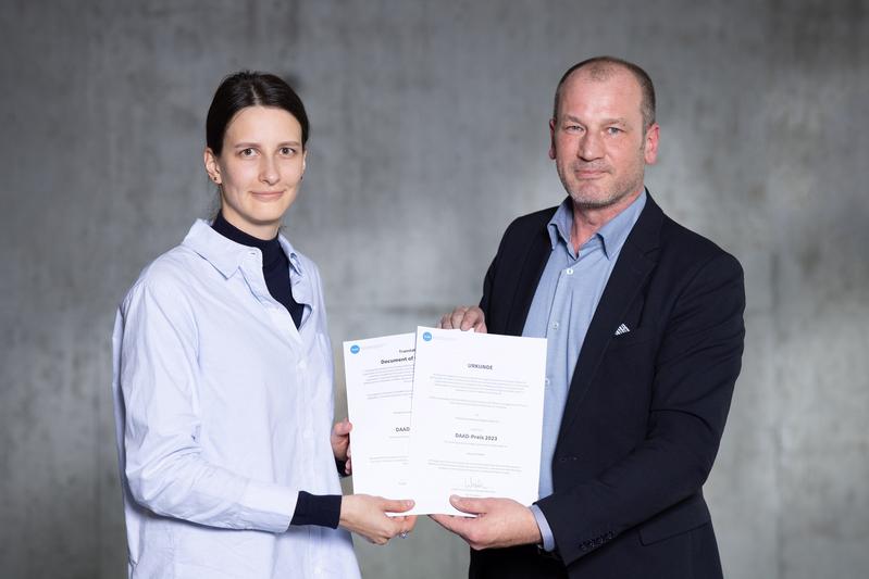 Bioverfahrenstechnik-Studentin Yaryna Vorobets erhält den DAAD-Preis 2023 von Prof. Dr.-Ing. René Thiele, Vizepräsident für Studium und Lehre an der Frankfurt UAS.