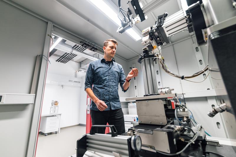Andreas Kopp vom Institut für Materialforschung der Hochschule Aalen nutzt Röntgenstrahlung unter anderem zur Analyse von Batteriematerialien. 