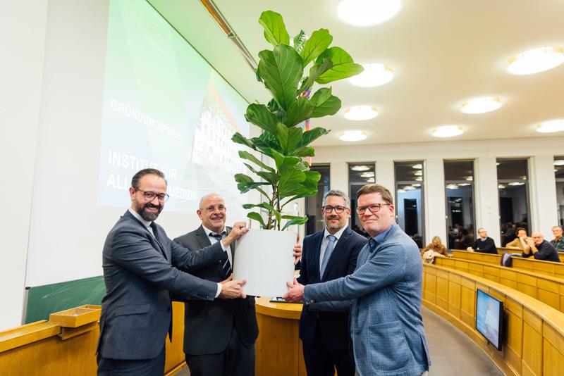 v. links: Wissenschaftsminister Sebastian Gemkow und der Dekan der Medizinischen Fakultät, Prof. Ingo Bechmann gratulierten dem Direktor und dem stellv. Direktor des Instituts für Allgemeinmedizin Prof. Markus Bleckwenn und Dr. Stefan Lippmann.