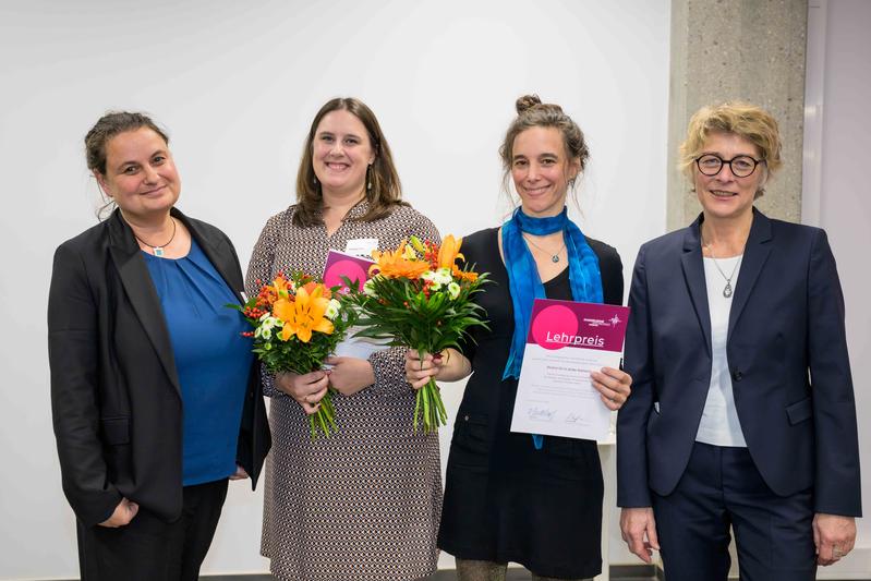 Verleihung Lehrpreis 2023, v.li.Prorektorin Stefanie Engler, Mareike Ochs, Anke Stallwitz, Rektorin Renate Kirchhoff