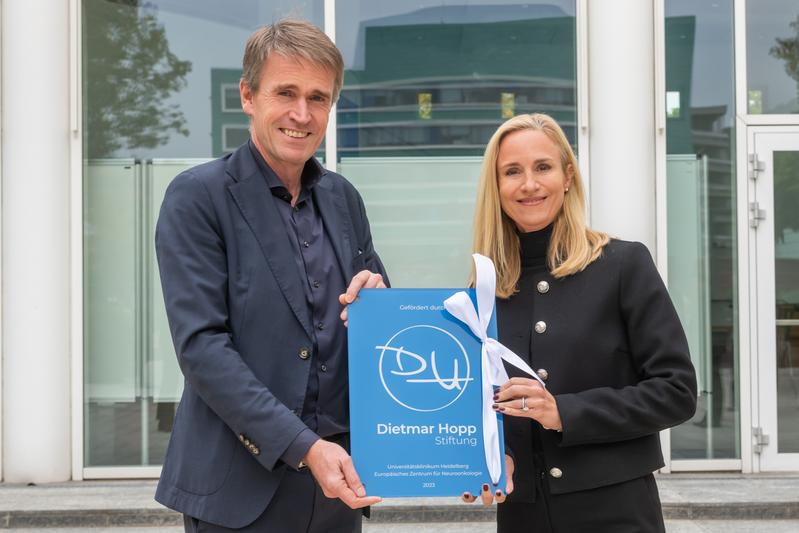 Zentrumsleiter Prof. Dr. Wolfgang Wick und Isabel Hopp von der Dietmar Hopp Stiftung bei der offiziellen Förderbekanntgabe als Startschuss für das „Europäische Zentrum für Neuroonkologie“ am UKHD.