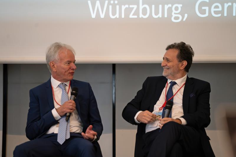 Bei der Jahrestagung diskutierte der neue HEARRING-Präsident Prof. Dr. Rudolf Hagen (links) unter anderem mit dem argentinischen HNO-Spezialisten Prof. Dr. Mario Zernotti.