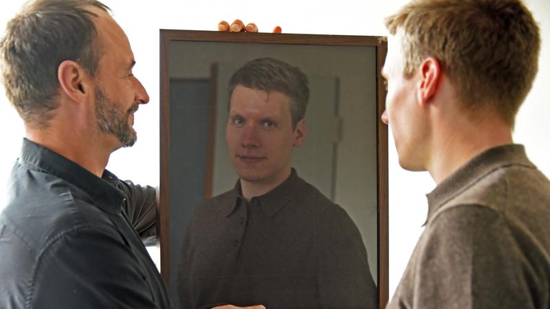 Die Kommunikations- und Medienpsychologen Prof. Dr. Tobias Rothmund (l.) und Arne Stolp (r.) entwickeln ein Tool zur Selbstreflexion, mit dem jede und jeder Interessierte die eigene politische Voreingenommenheit ermitteln kann.