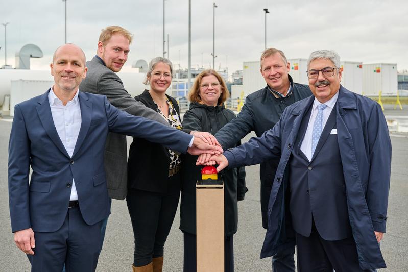 Start Probebetrieb des HLB (v.l.): Dr.-Ing. David Wenger, Kevin Schalk, Gruppenleiter HLB, Dr. Nora Denecke, Abteilungsleiterin Wasserstofflabore und Feldtests, Senatorin Kristina Vogt, Prof. Andreas Reute Fraunhofer IWES, Oberbürgermeister Melf Grantz