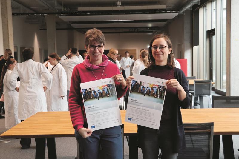 Simone Matzak vom zdi-Schüler*innenlabor und Kerstin Woldorf, zuständig für die Netzwerkarbeit mit Schulen an der HSHL, freuen sich über die Zusage der Fördermittel 