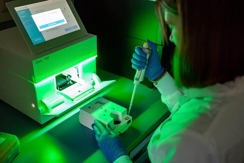 Preparation of samples in the laboratory for genome sequencing