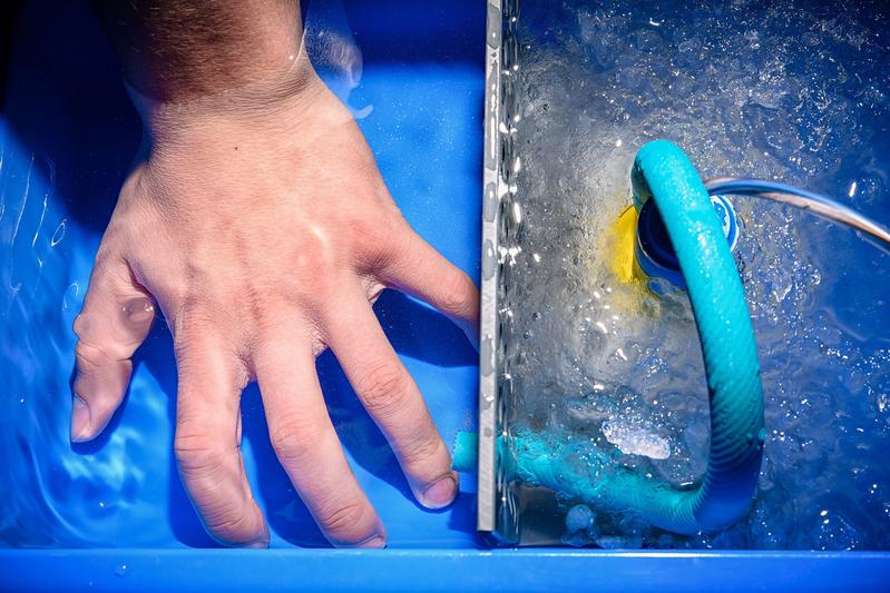  Beim sogenannten sozial evaluierten Kaltwassertest müssen die Versuchspersonen ihre Hand für drei Minuten in ein Becken mit eiskaltem Wasser halten. 