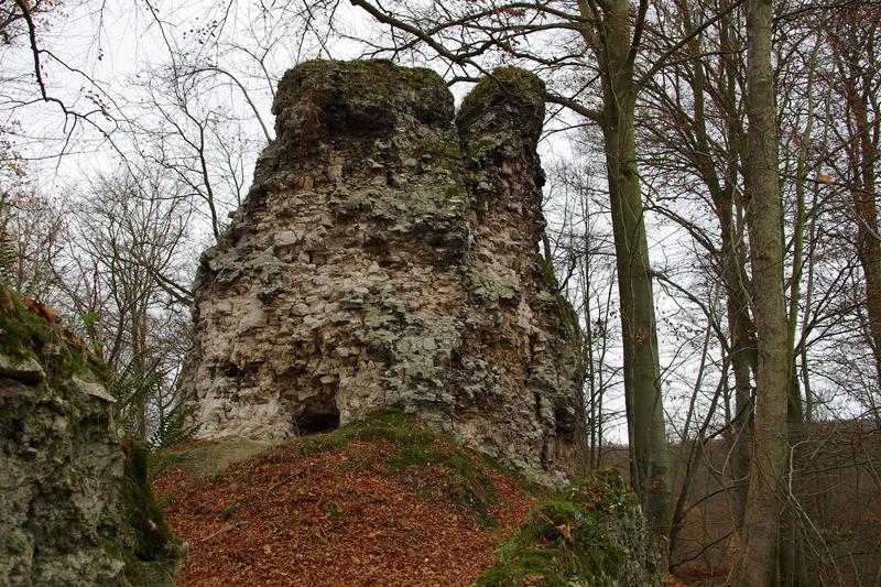 Questenberg, Lkr. Mansfeld-Südharz. Ansicht des Bergfriedstumpfes von Südosten. 