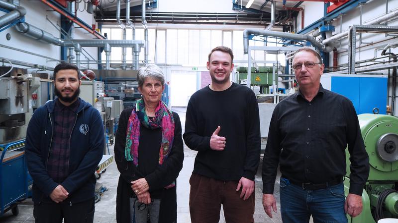 Zakaria Meshou (first from left) and Liam Monaghan (third from left) were honoured by the Chambers of Industry and Commerce of North Rhine Westphalia as the best apprenticeship graduates 2023 in North Rhine Westphalia in the field of materials testing. 