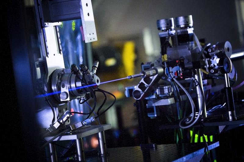 So deutlich sichtbar wie auf dem Foto ist der Röntgenstrahl des weltgrößten Röntgenlasers European XFEL erst bei völliger Dunkelheit und einer Belichtungszeit von 90 Sekunden. Hier sollen die Experimente zum Nachweis von Vakuumfluktuationen stattfinden.