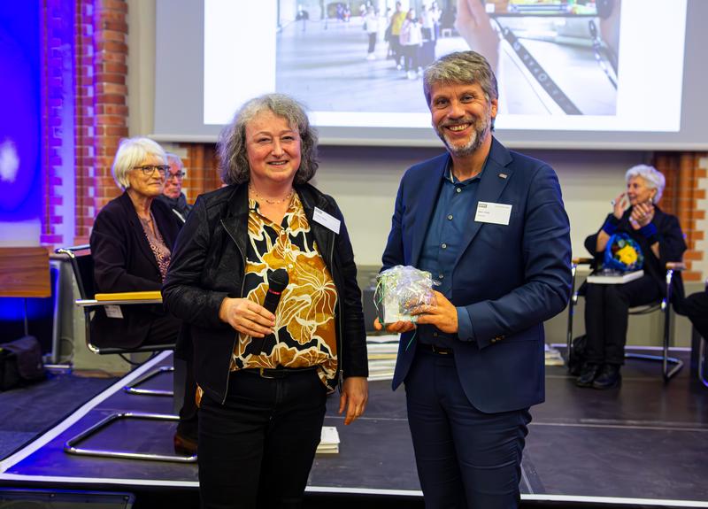 Dr. Angela Weyer freut sich mit Dr. Marc Hudy darüber, dass sich das EXPO-Projekt so eindrucksvoll weiterentwickelt hat. 