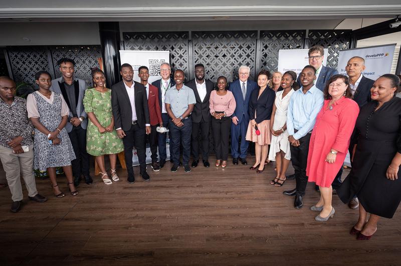 Bundespräsident Frank-Walter Steinmeier betonte bei seinem Besuch in Dar es Salaam die Bedeutung der Zusammenarbeit zwischen Deutschland und Tansania. Vor Ort war auch Adedeji Olusanya, Mitarbeiter des StArfrica-Teams der Universität Koblenz.