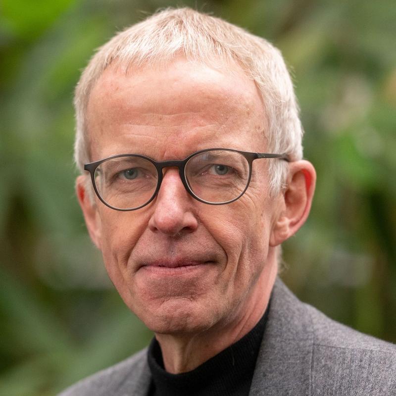 Prof. Dr. Jürgen Bajorath from the LIMES Institute of the University of Bonn, the Bonn-Aachen International Center for Information Technology (B-IT) and the Lamarr Institute for Machine Learning and Artificial Intelligence. 