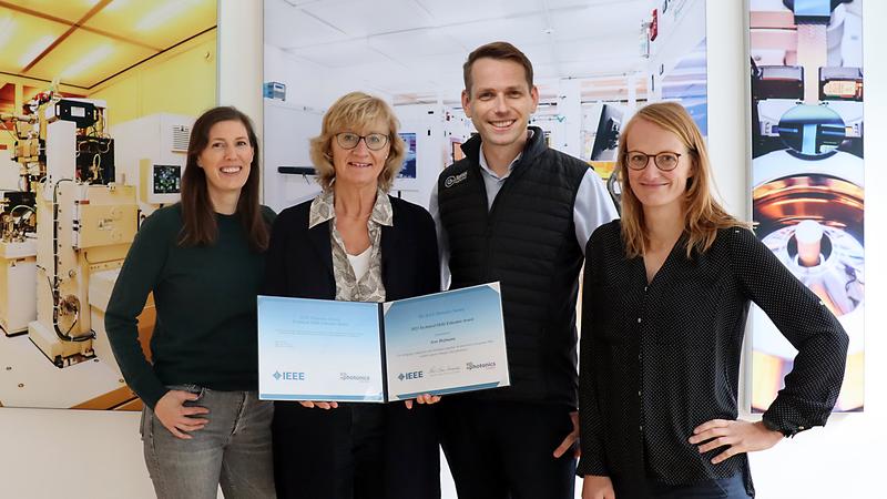 Der Preisträger Jens Hofmann, Vorstandsvorsitzender des Vereins zur Fachkräftesicherung proANH e.V. mit dem ANH Berlin Team, v.l.n.r.: Sabine Harms, Uta Voigt, Jens Hofmann, Anja Quednau.