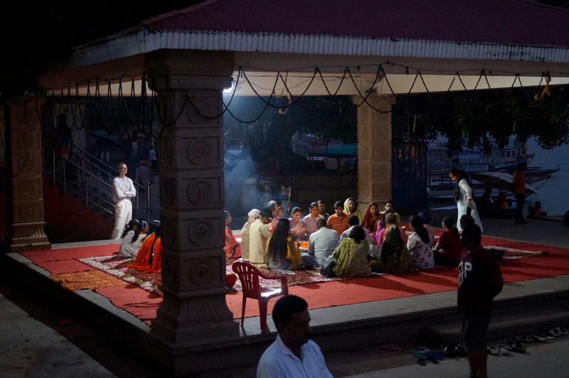 Der Würzburger Indologie-Student Paul Bohnenkamp (links, stehend) in Varanasi bei einem Ritual. 