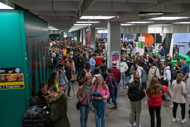   Bildunterschrift: Schülerinnen und Schüler informieren sich beim Studieninfotag an der Uni Ulm