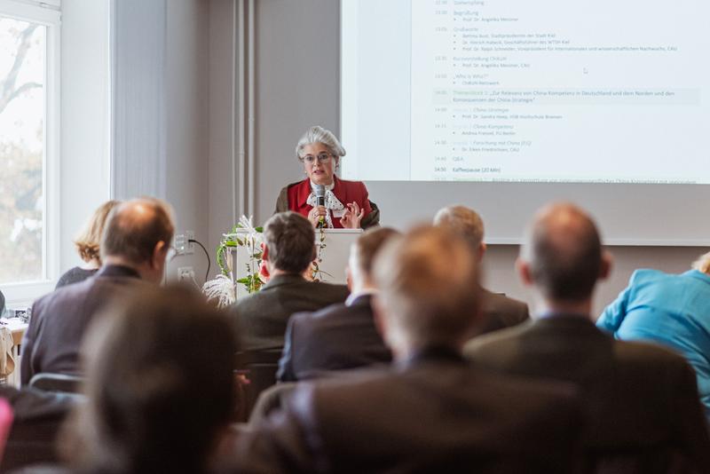 Projekt ChiKoN – Chinakompetenz im Norden gestartet. Prof. Angelika Messner begrüßt Gäste der Auftaktveranstaltung.