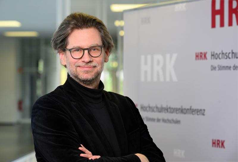 Dr. Arne Zerbst ist zum Vize-Präsidenten der Hochschulrektorenkonferenz (HRK) gewählt worden. Die Mitglieder der HRK stimmten heute bei ihrer Mitgliederversammlung in Berlin für den Präsidenten der Muthesius Kunsthochschule.