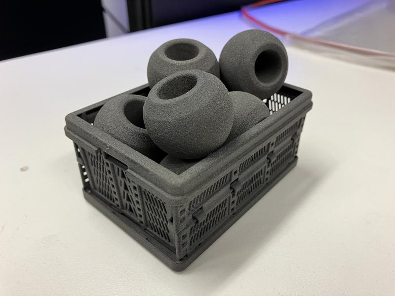 Probe-Werkstücke aus dem 3D-Drucker der Universität Rostock. Auch der Korb wurde mit diesem Verfahren hergestellt.