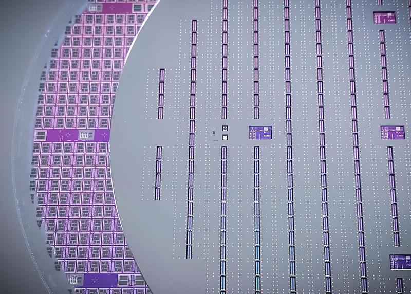 Waferbonden ist ein Verfahrensschritt in der Halbleiter- und Mikrosystemtechnik, bei dem zwei oder mehr Scheiben miteinander verbunden werden