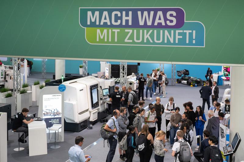 Schüler auf der EMO Hannover 2023