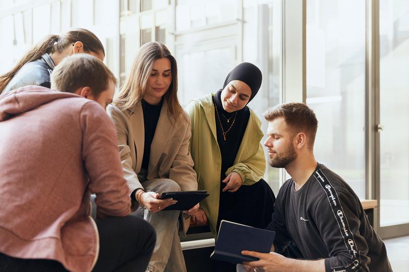 Dieses Studierenden-Team hat sich Mehrwegalternativen für den Produktionsprozess von Schokolade überlegt: (v.l.n.r.): Erik Hüdepohl, Lea Uyanik, Amra Meier, Aysenur Yesil und Tobias Komander.