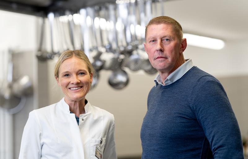 Ronny Beulke hat den Pankreaskrebs mithilfe von Medizinerinnen und Medizinern des Uniklinikums Dresden besiegt. Gemeinsam mit Prof. Lena Seifert, Leiterin der Pankreassprechstunde, lässt sich Ronny Beulke in einem Kochkurs zu gesundem Essen beraten.