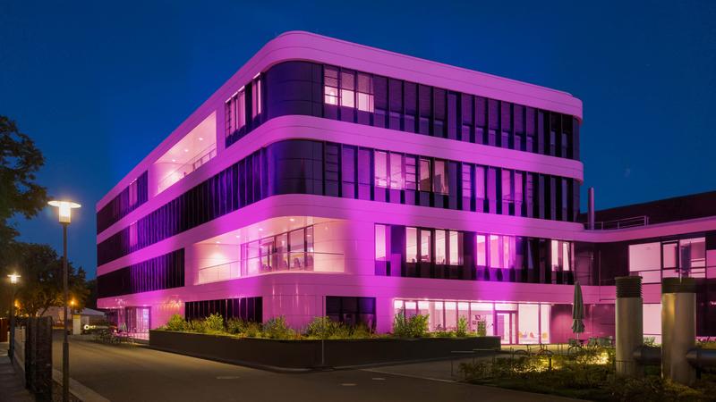 In diesem Jahr erstrahlt das NCT/UCC-Gebäude am 16. November auf dem Campus des Uniklinikums in der Aktionsfarbe Lila, um im Zuge des Welt-Pankreaskrebstages auf die schwere Erkrankung aufmerksam zu machen.