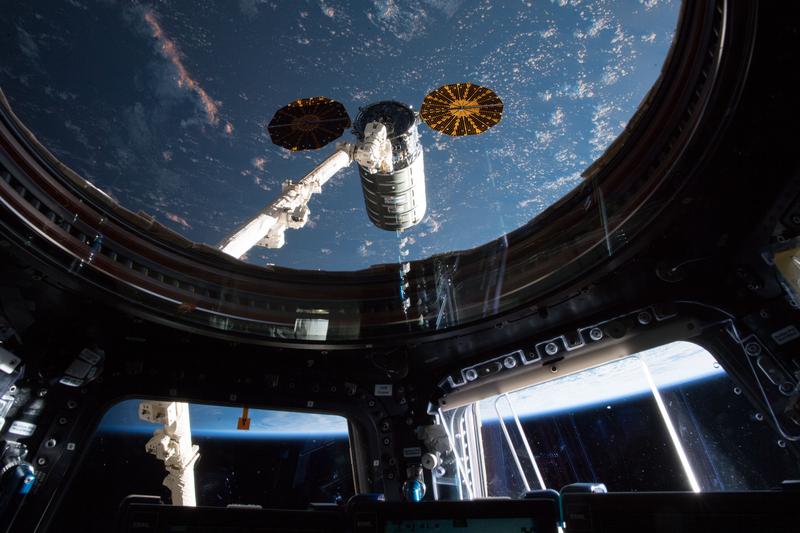 Blick aus der Internationalen Raumstation auf die Kapsel, die das Cold Atom Lab zur ISS brachte 