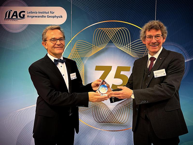 Staatssekretär im Niedersächsischen Ministerium für Wirtschaft, Verkehr, Bauen und Digitalisierung, Frank Doods, überreicht Prof. Dr. Martin Sauter als Leiter des LIAG die Auszeichnung.