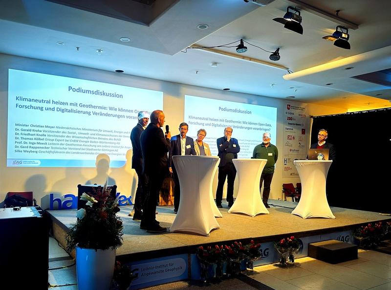 Podiumsdiskussion zum Thema "Klimaneutral heizen mit Geothermie - wie können Open Data, Forschung und Digitalisierung Veränderungen voranbringen?