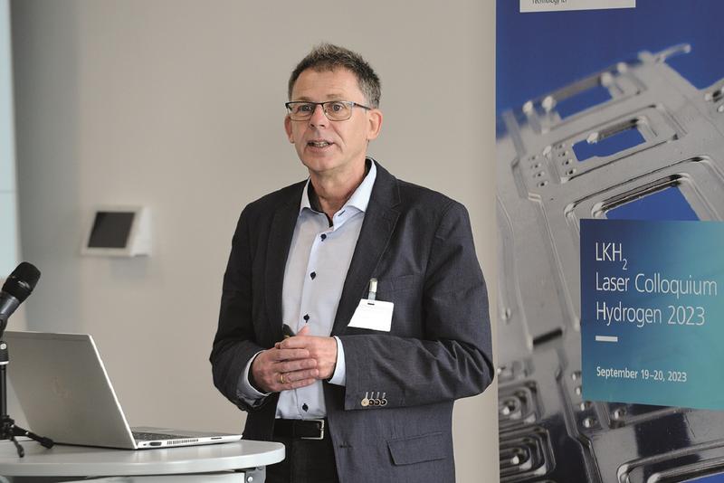 Dr. Frank Schneider, Leiter der Gruppe Trennen am Fraunhofer ILT: »Bei geeigneter Gestaltung und Verteilung der Schneidvorgänge lässt sich die Bearbeitungszeit für ein geschweißtes Anoden-Kathoden-Paar auf eine Sekunde senken.«