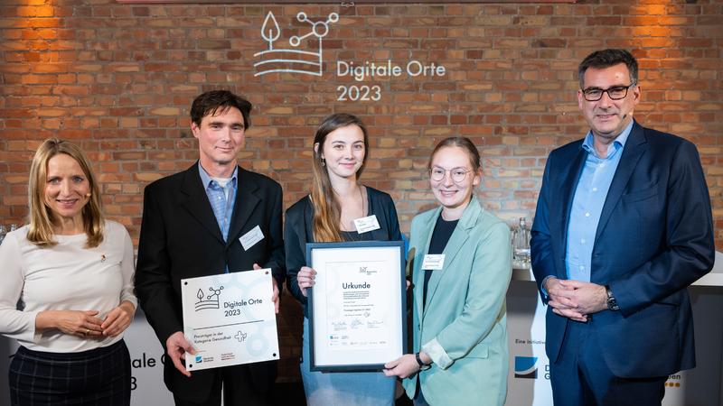 Der Digitale FortschrittsHub DECIDE wurde im Rahmen einer feierlichen Preisverleihung in Berlin als Gewinner des Innovationswettbewerbs „Digitale Orte im Land der Ideen 2023“ in der Kategorie Gesundheit ausgezeichnet.
