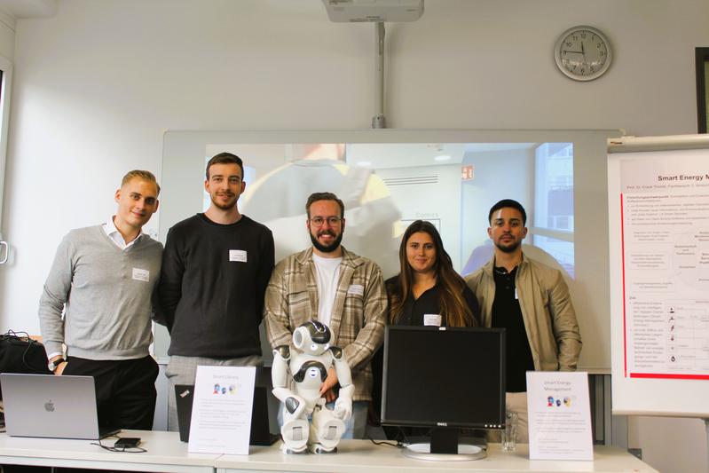 Beim Markt der Möglichkeiten stellten Studierende der Wirtschaftsinformatik ihr Robotikprojekt in Kooperation mit der Stadtbibliothek Ludwigshafen vor