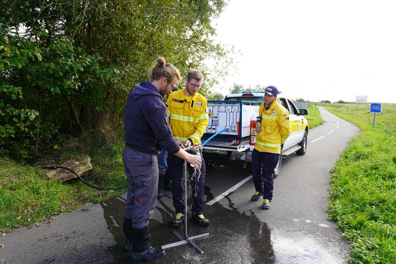 Trinkwasseraufbereitungsanlage für schnelle Hilfe bei Krieg und Krisen: John-Henning Peper (links), Gründer des Startups Disaster Relief Systems (DRS), erklärt die Funktionsweise. Die Deutsche Bundesstiftung Umwelt hat das DRS-Projekt gefördert.