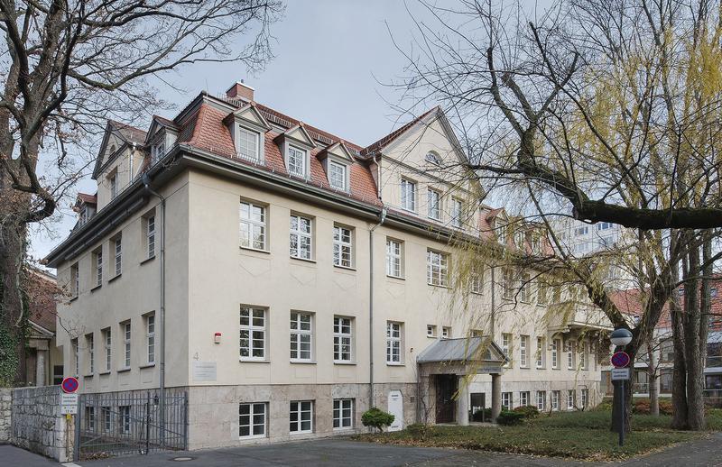Die Forschungsstation für Quartärpaläontologie in Weimar. Das Gebäudeensemble steht seit 2003 als Einzeldenkmal unter Schutz. 