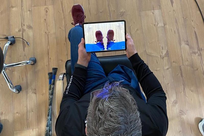 Mirror therapy can be used to reduce pain in phantom limb pain. The app used in the PAMELA project enables mirror therapy via the camera function of a tablet or smartphone, in addition to other therapeutic approaches. 