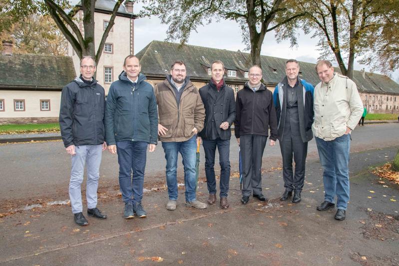 Professor Dr. Burkhard Wrenger, Hochschulpräsident Professor Dr. Jürgen Krahl, Manuel Feldmann, Staatssekretär Dr. Martin Berges, Professor Dr. Stefan Wolf, Professor Dr. Ralf Steffen und Peter Hettlich. 