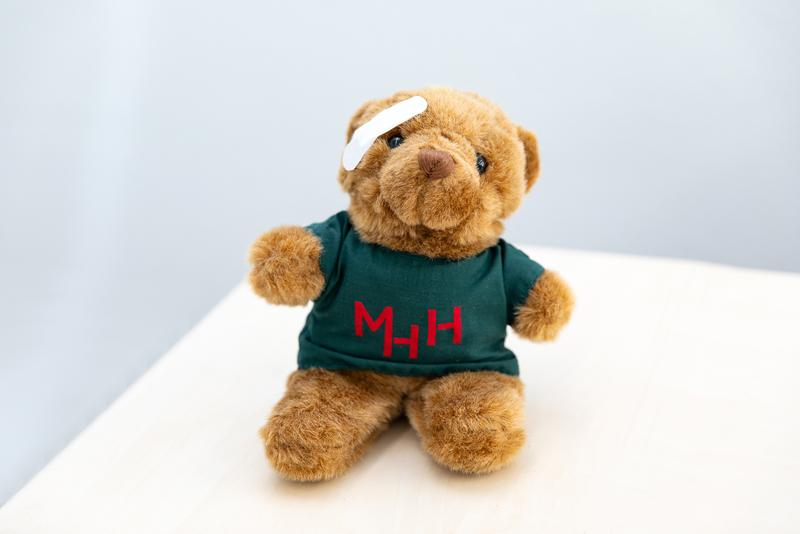 Symbolfoto: Ein MHH-Plüschbär mit Pflaster am Kopf. 