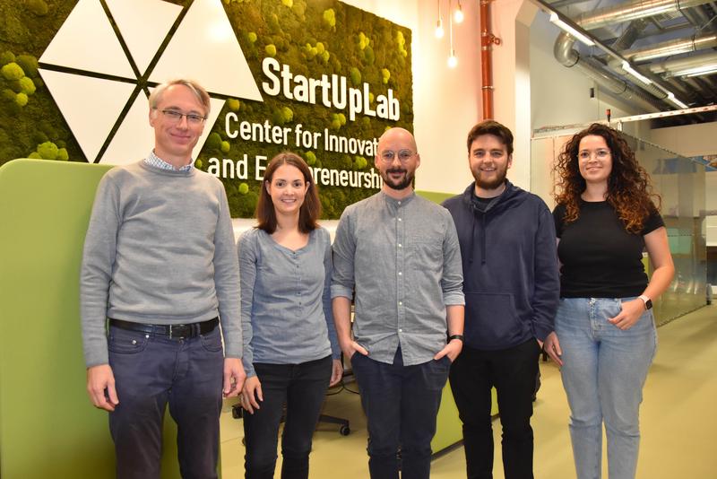 v. li. André Kabeck (Gründungsservice der EAH Jena), Dr. Ilka Urban, Dr. Markus Leicht und Nico Trinks (Team PERCEPTEC; nicht auf dem Foto: Frank Nietzsche), Michelle-Sharon Cole (Projekt „StartUp@EAH“)