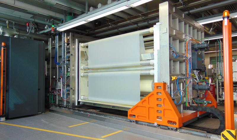 In the newly developed low-pressure plasma plant of Fraunhofer IFAM, a 2.1 m wide film half-tube is equipped with an ultra-thin plasma-polymeric release layer 