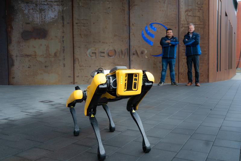 Roboterhund SPOT ist mit einem hochempfindlichen Multigas-Sensor ausgerüstet, den Roberto Benavides (l.) ursprünglich für Unterwasseranwendungen entwickelt hat. Initiiert hat das Projekt Warner Brückmann (r.).